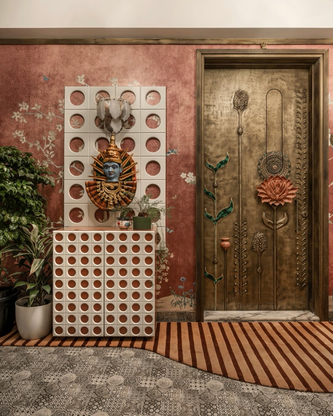 TINNO 铜韵花植入户门：把异域诗性嵌进入户