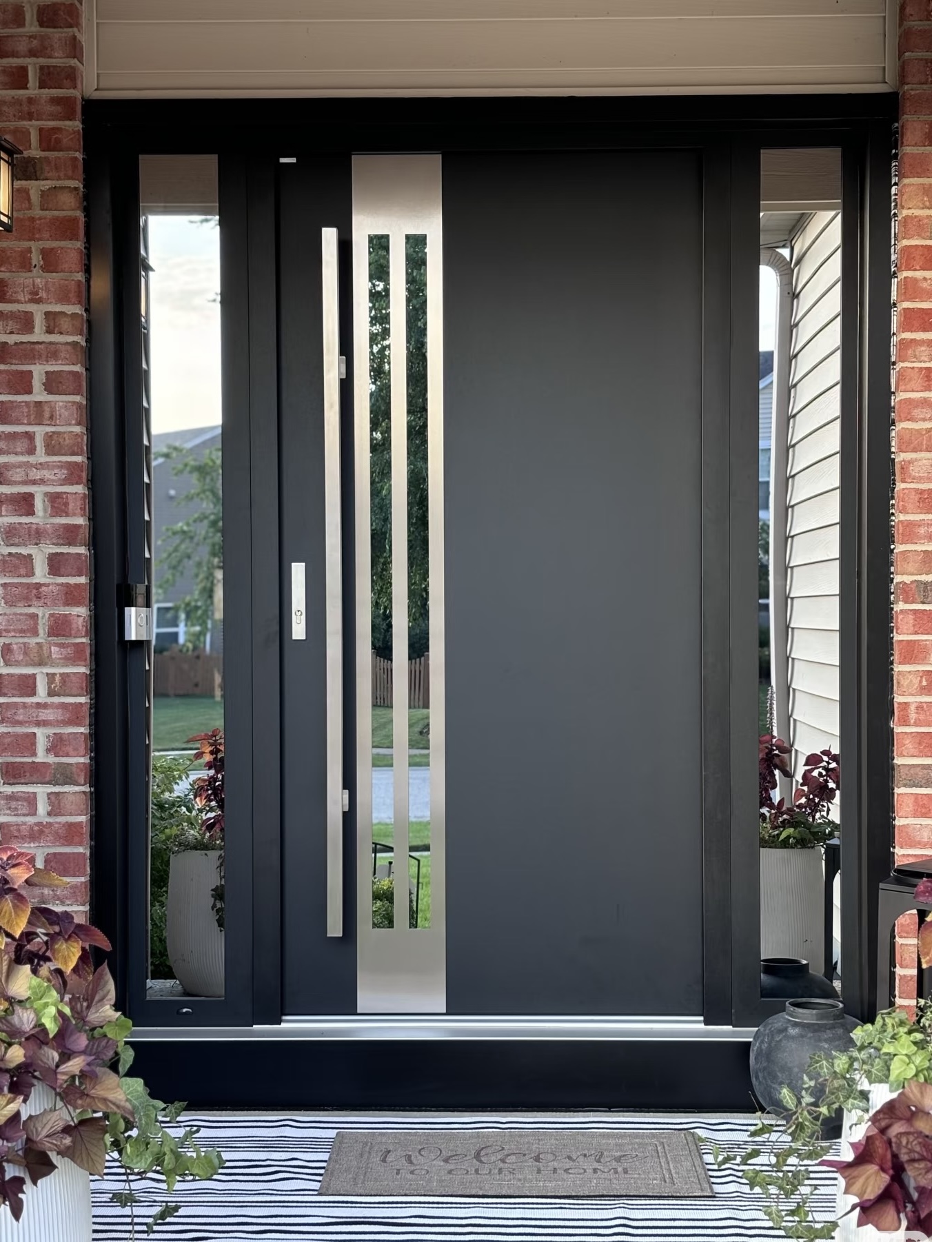 TINNO 曜黑金属入户门：以利落线条，勾勒当代入户美学