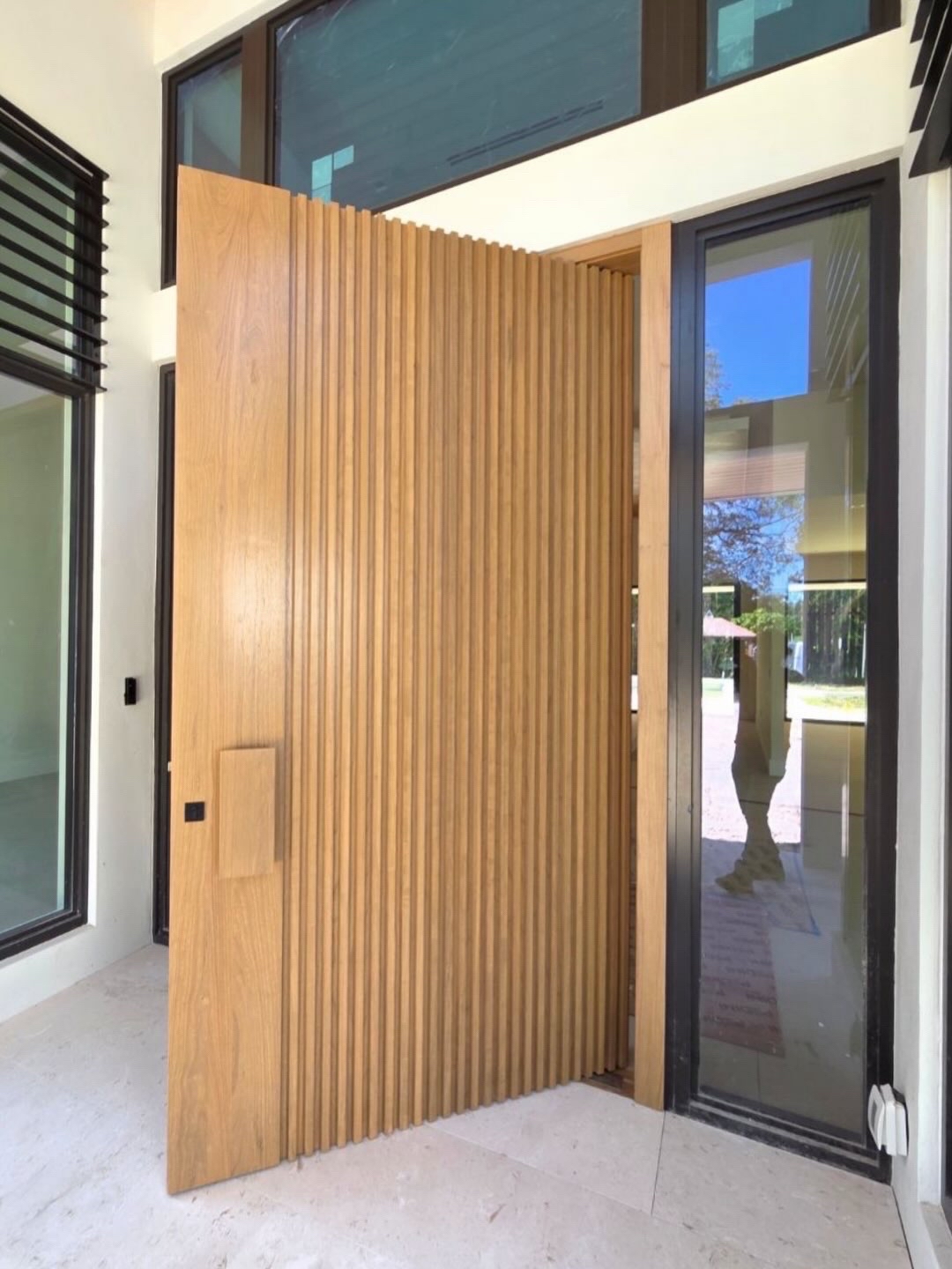 TINNO 木质格栅入户门｜以自然肌理，重塑现代空间的温润质