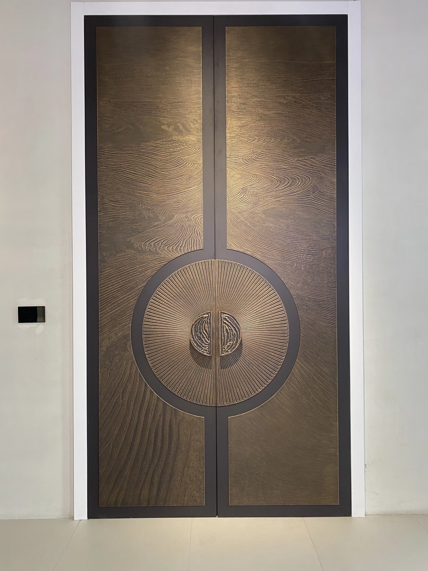 TINNO 铜韵水纹入户门｜以东方匠艺，镌刻世家大宅的温润威