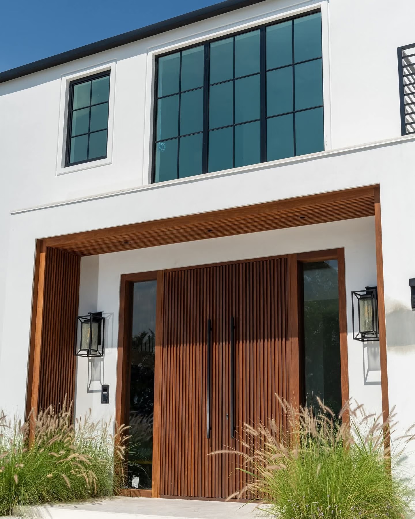 TINNO 暖木竖纹入户门｜以自然肌理，续写现代宅邸的温润诗