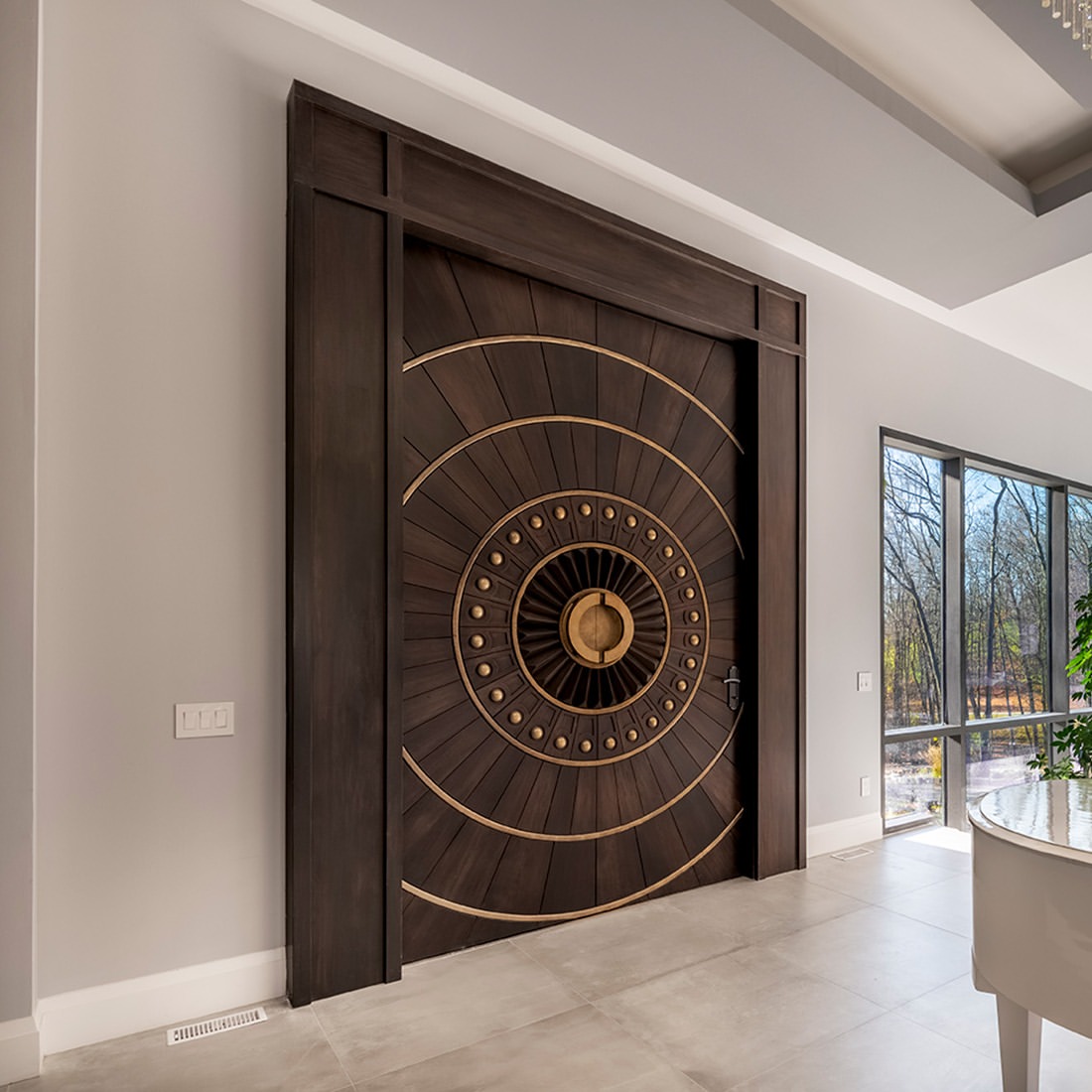 TINNO 铜韵圆纹实木入户门｜以东方匠艺，镌刻当代大宅的威