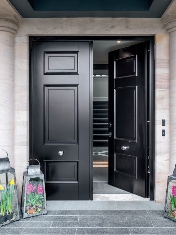 TINNO 经典黑色立体模压双开门｜重塑欧式宅邸的优雅序章